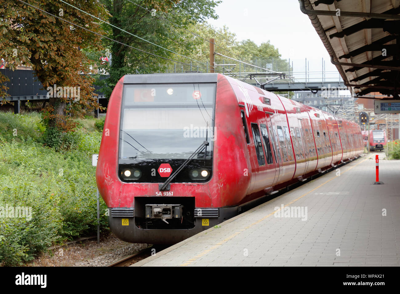 Kopenhagen, Dänemark - 4. September 2019: Eine rote S-Bahn von DSB betriebenen am Osterport Bahnhof ankommen. Stockfoto