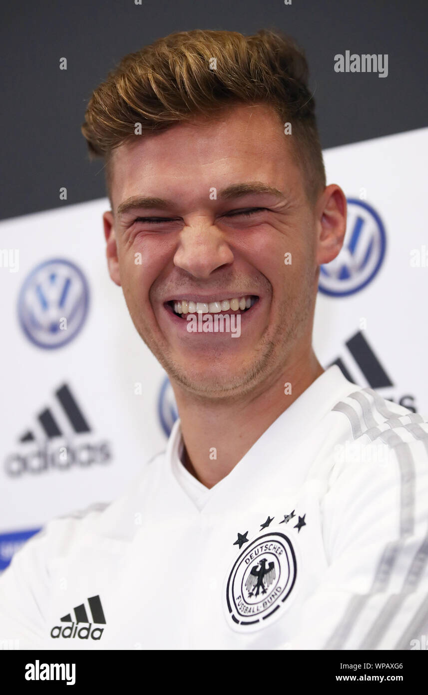 Belfast, UK. 08 Sep, 2019. Fußball: Nationalmannschaft, Pressekonferenz Deutschland vor dem EM-Qualifikationsspiel in Nordirland - Deutschland im Windsor Park Stadion. Nationale Spieler Joshua Kimmich lacht. Credit: Christian Charisius/dpa/Alamy leben Nachrichten Stockfoto