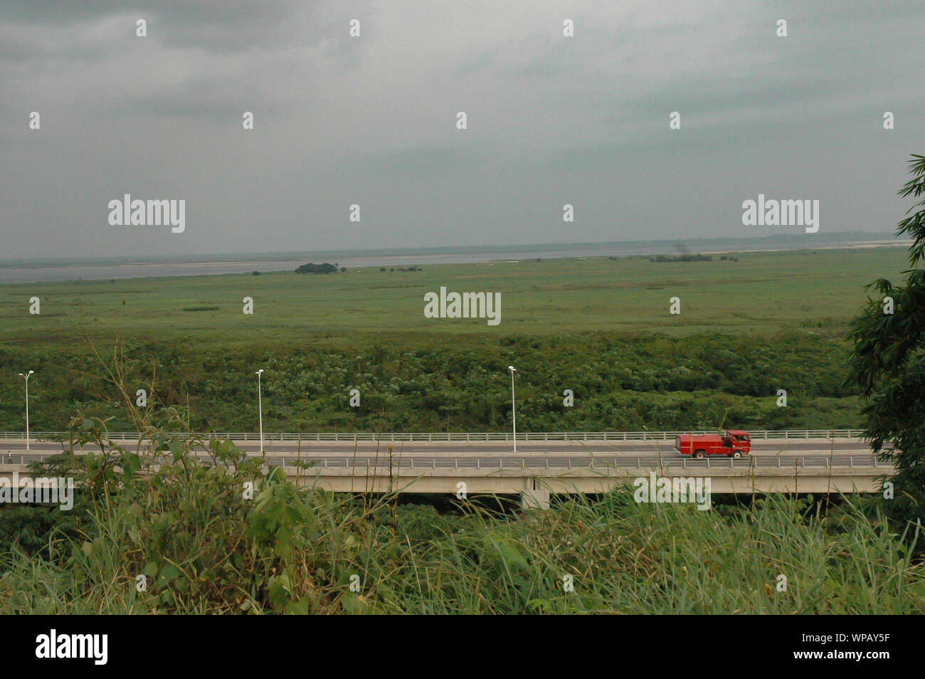 Red Truck auf einer Autobahn in Kongo Brazzaville. Stockfoto