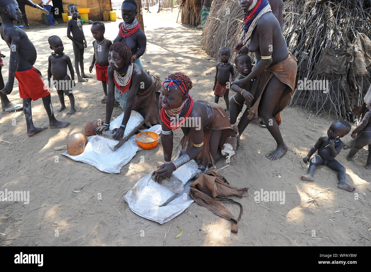 Surma stamm Fotos und Bildmaterial in hoher Auflösung Alamy