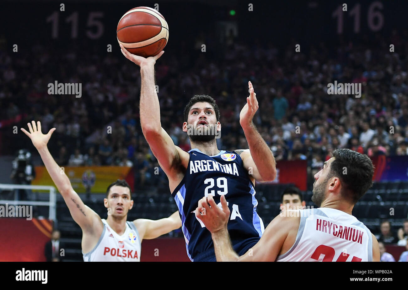 Foshan, Guangdong Provinz Chinas. 8. Sep 2019. Patricio Garino (C) der Argentinien schießt während der Gruppe I zwischen Polen und Argentinien 2019 FIBA-Weltmeisterschaft in Foshan in der chinesischen Provinz Guangdong, Sept. 8, 2019 entsprechen. Credit: Xue Yubin/Xinhua/Alamy leben Nachrichten Stockfoto