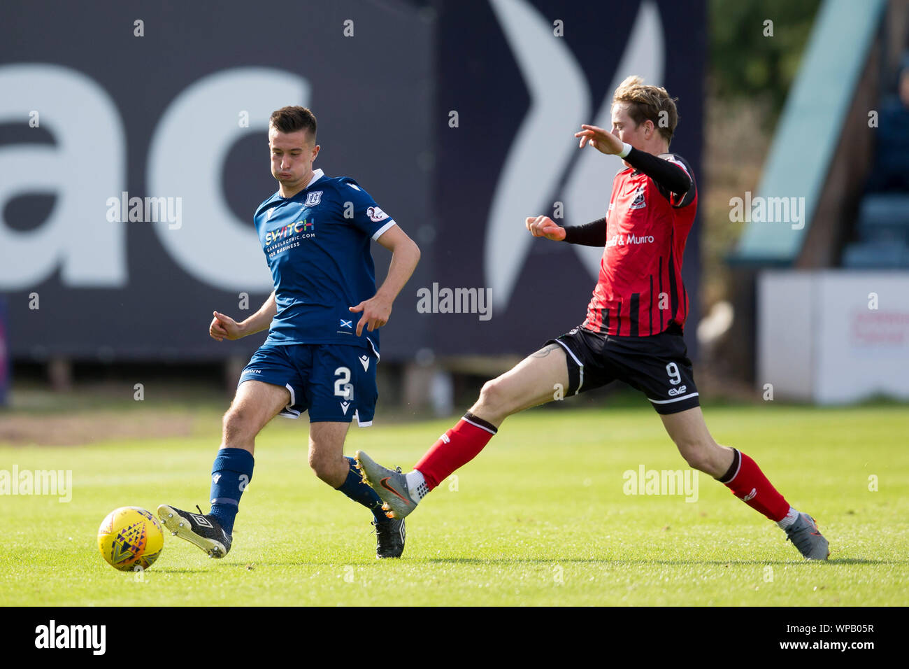 Dundee, Schottland, Großbritannien. 8.September2019;Dens Park, Dundee, Schottland, Scottish Challenge Cup, Dundee Football Club versus Elgin City; Cammy Kerr von Dundee und Kane Hester von Elgin City - redaktionelle Verwendung. Credit: Aktion Plus Sport Bilder/Alamy leben Nachrichten Stockfoto