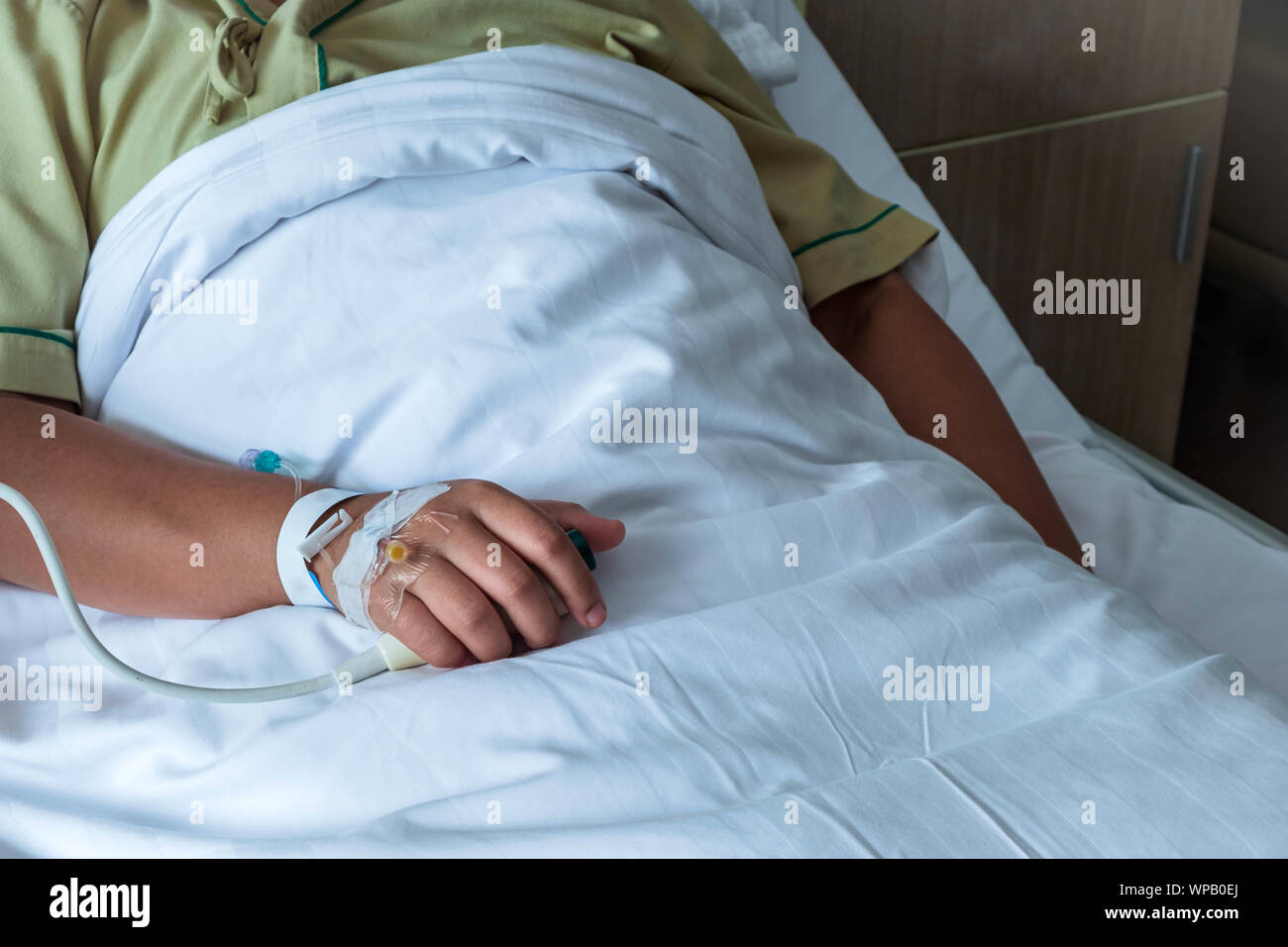 Patient im Krankenhaus im Bett mit Not-Aus-Taster Stockfoto