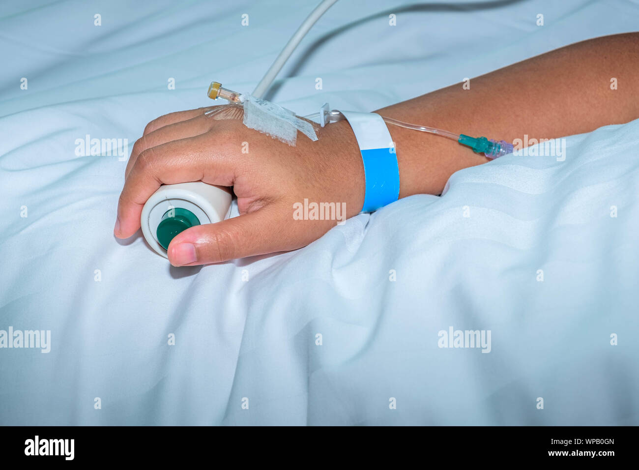 Patient im Krankenhaus im Bett mit Not-Aus-Taster Stockfoto