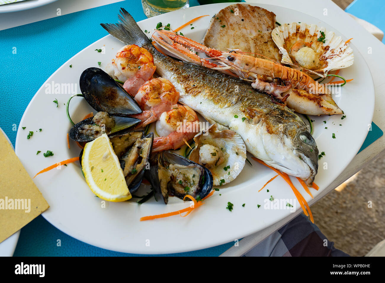 Fisch und Meeresfrüchte fisch Servierplatte in Cres Insel Cres Kroatien mit Thunfisch Garnelen und Muscheln Stockfoto