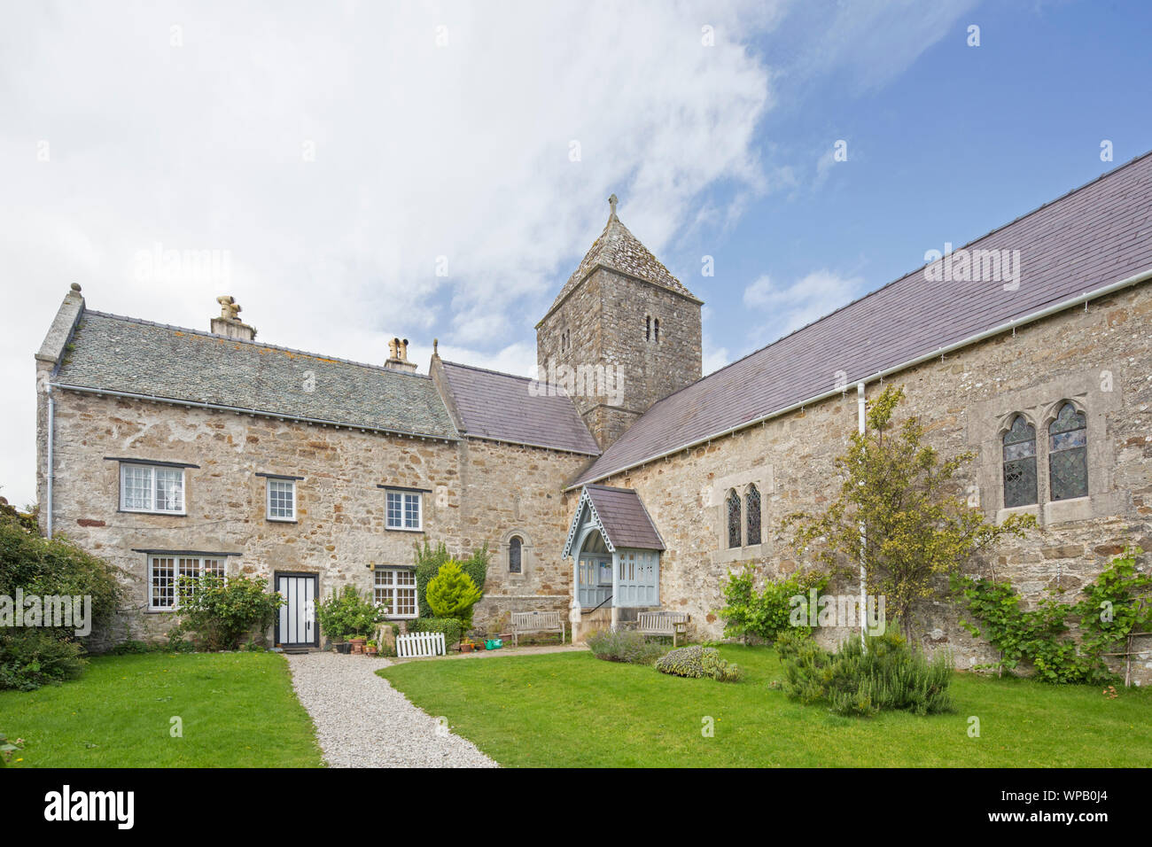 Im 12. Jahrhundert Penmon Priorat und St Seiriol's Church auf der Insel Anglesey, Nordwales, Großbritannien Stockfoto