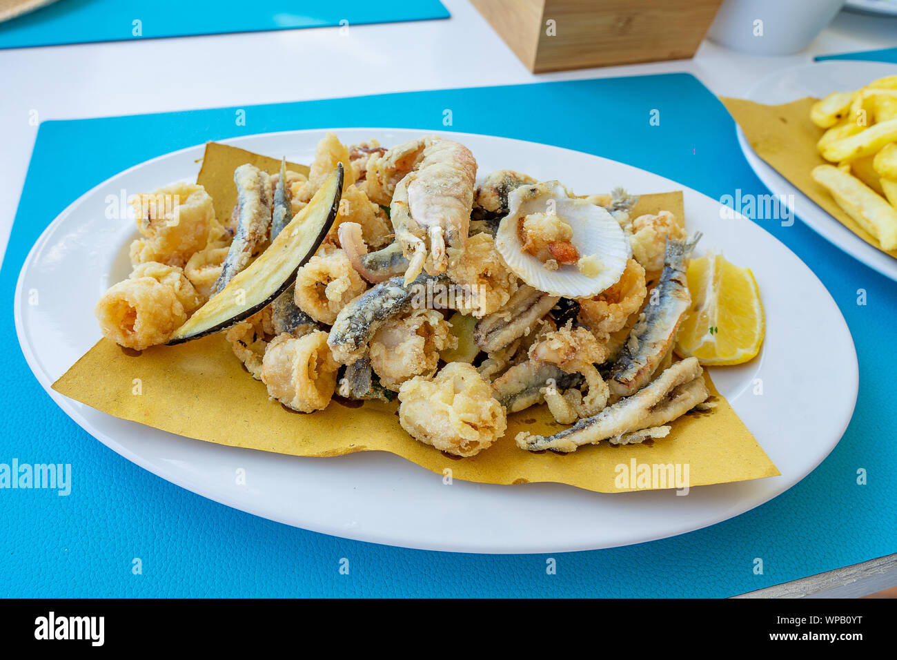 Frittierter Fisch Servierplatte in Cres Insel Cres Kroatien mit wenig Fische Garnelen Tintenfisch und Muscheln Stockfoto