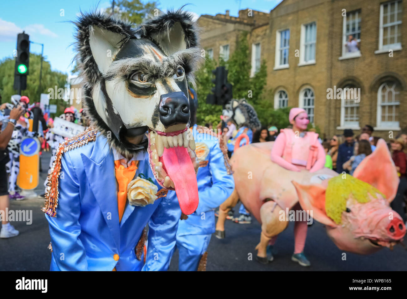 Hackney, London, UK. 08 Sep, 2019. Teilnehmer und Nachtschwärmer genießen Sie einen großen, ruhigen und lustige Hackney Karneval 2019 Parade im schönsten Sonnenschein, renommierte Kreativität des Bezirks und Vielfalt widerspiegelt. Credit: Imageplotter/Alamy leben Nachrichten Stockfoto