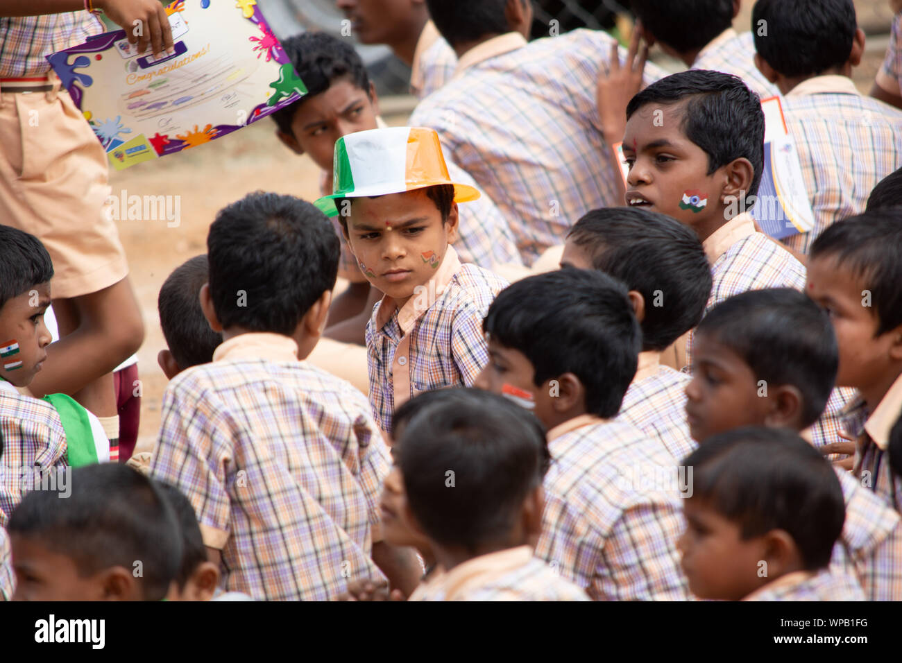 Eine Gruppe von der Volksschule Kinder saßen auf dem Boden während der Tag der Unabhängigkeit von Indien Stockfoto