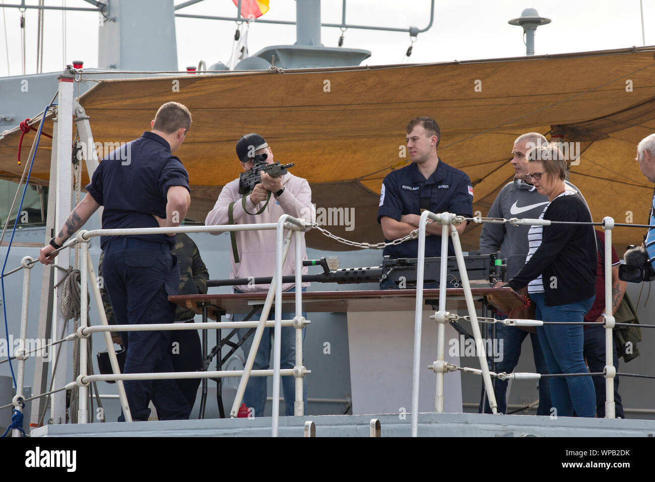 Great Yarmouth Maritime Festival. Besucher erhalten um zu schauen und einige der Waffen an Bord der HMS Bangor, ein Sandown-Klasse Mine Counter-Measures Gefäß (Mcmv), im Golf eingesetzt und an Clyde Marinestützpunkt, Schottland. Stockfoto