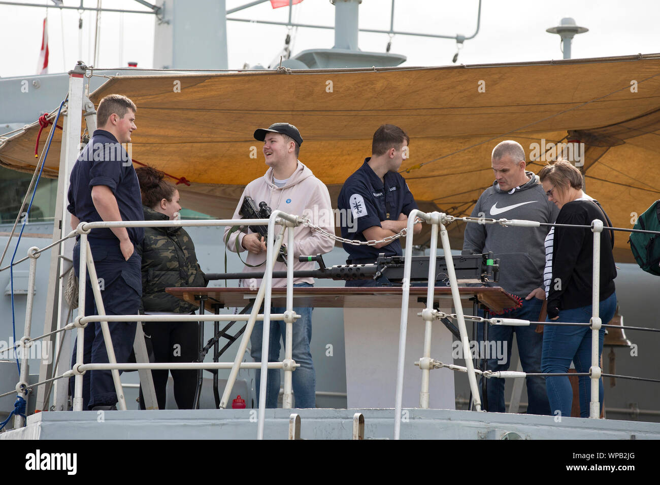 Great Yarmouth Maritime Festival. Besucher erhalten um zu schauen und einige der Waffen an Bord der HMS Bangor, ein Sandown-Klasse Mine Counter-Measures Gefäß (Mcmv), im Golf eingesetzt und an Clyde Marinestützpunkt, Schottland. Stockfoto