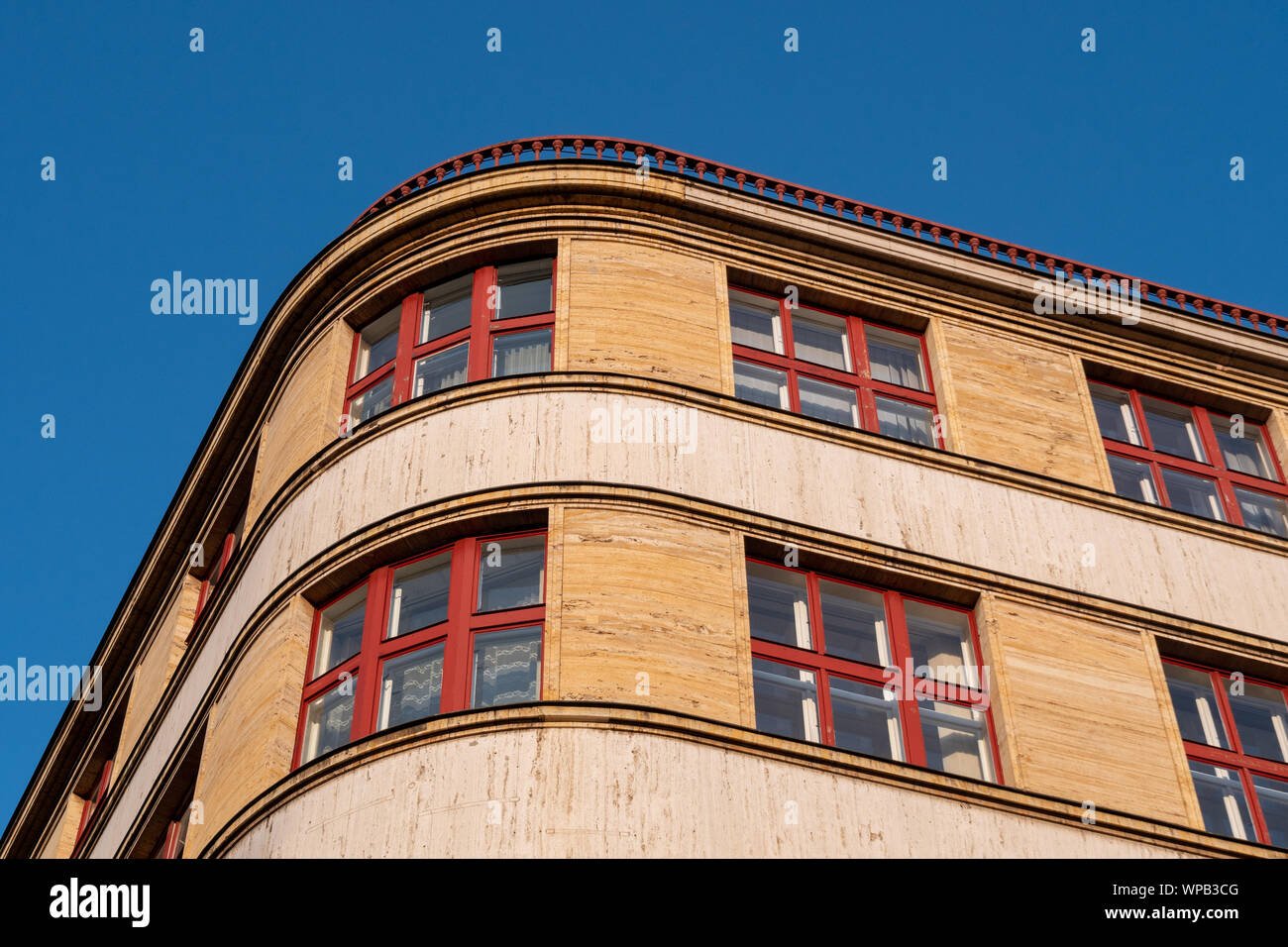 Konstruktivistische Donau Palast, genannt Palac Dunaj, mit Naturstein Travertin Fassade, gebaut von Adolf Foehr im Jahre 1930. Stockfoto