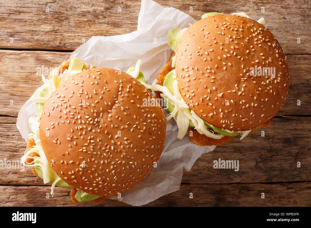 Würzige Chipotle Chicken Sandwich Cemita close-up auf den Tisch horizontal oben Ansicht von oben Stockfoto