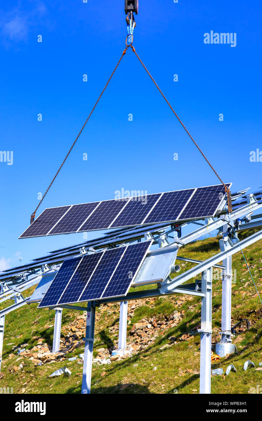 Mobilkran hebt eine Solarzelle auf dem System solar Bau Stockfoto