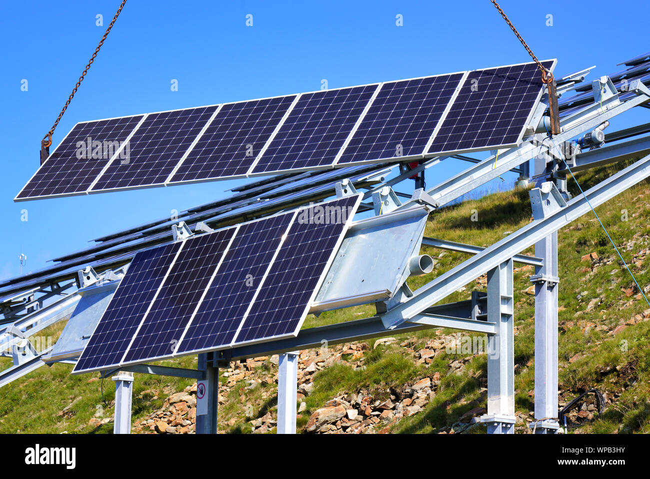 Mobilkran hebt eine Solarzelle auf dem System solar Bau Stockfoto