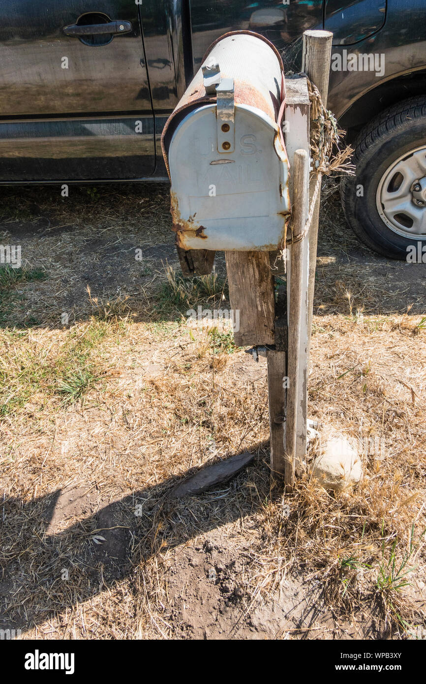 Beat-up-Mailbox, verrostet und durch Holz- und Seil in Santa Barbara County, Kalifornien. Stockfoto