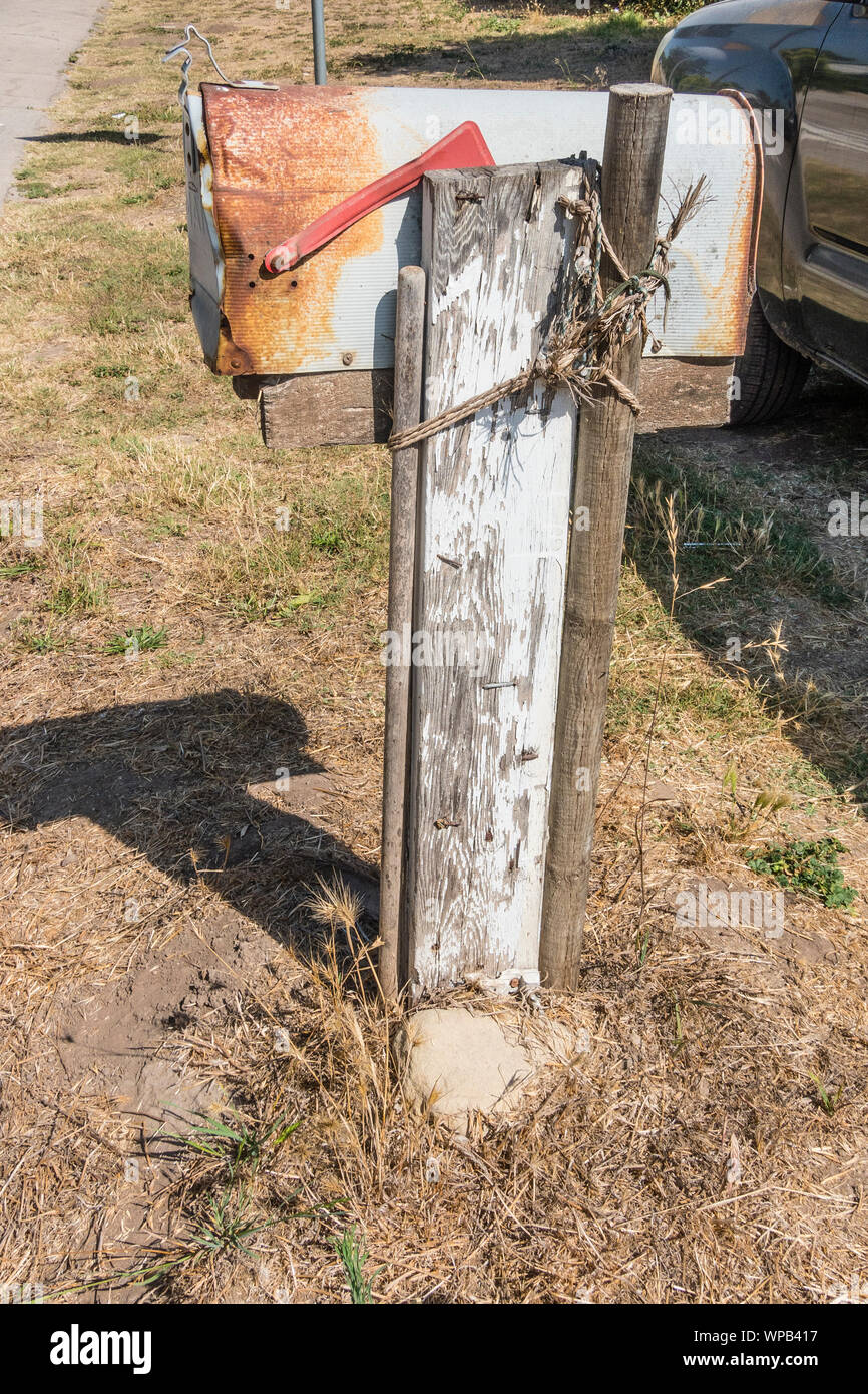 Beat-up-Mailbox, verrostet und durch Holz- und Seil in Santa Barbara County, Kalifornien. Stockfoto