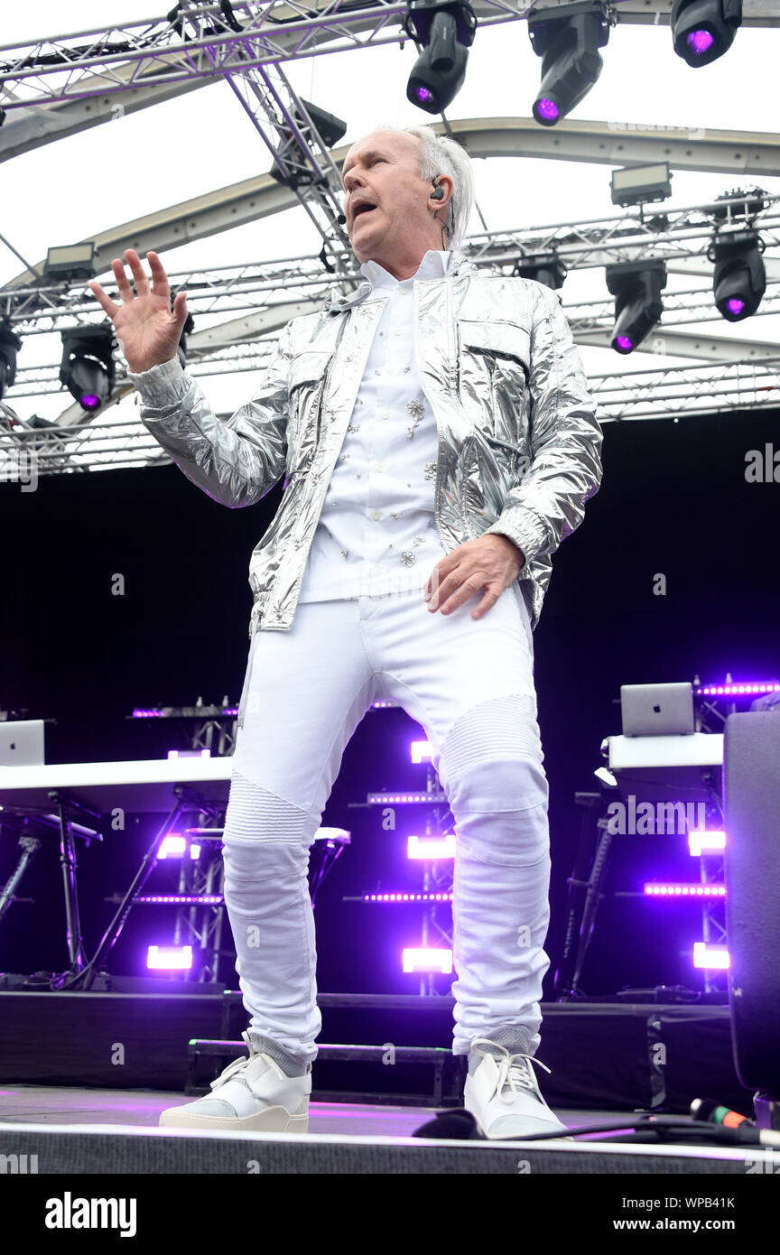 Howard Jones führt live auf der Bühne des rbb 88.8 Pop Helden Festival  während der IFA 2019 IFA Sommergarten am 7. September 2019 in Berlin,  Deutschland Stockfotografie - Alamy