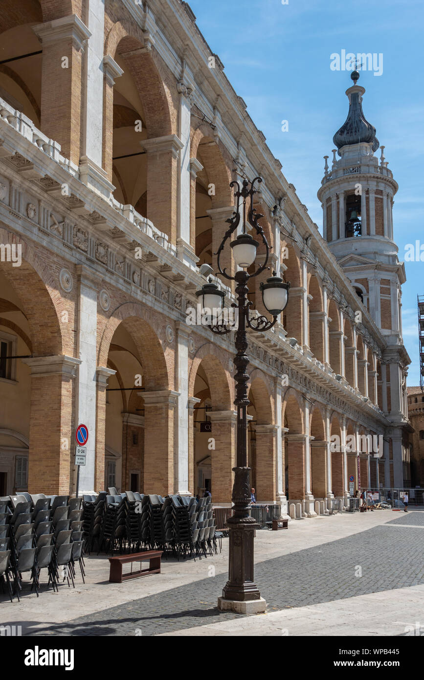 Eine alte Straßenlaterne in der Piazza della Madonna in der Stadt von Loreto Stockfoto