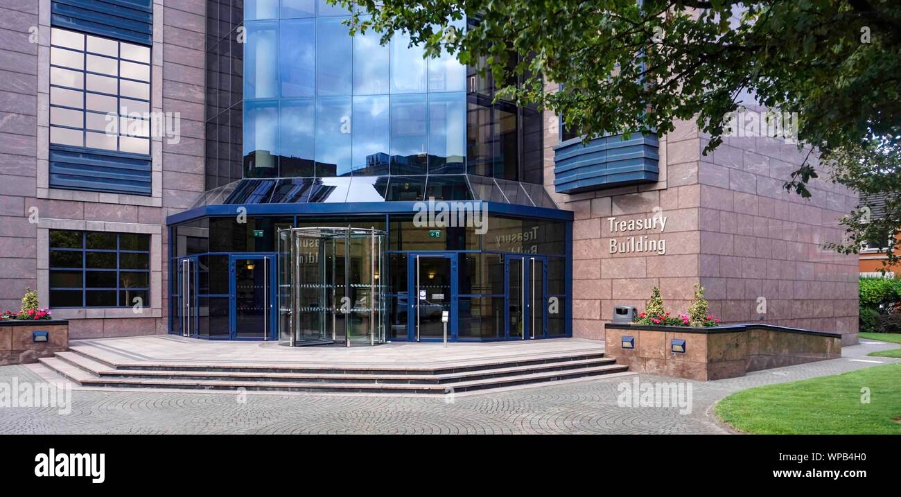 Der Eingang zur Schatzkammer Gebäude im Grand Canal Street, Dublin, Irland, eng mit der Entwickler Johnny Ronan verbunden. Stockfoto