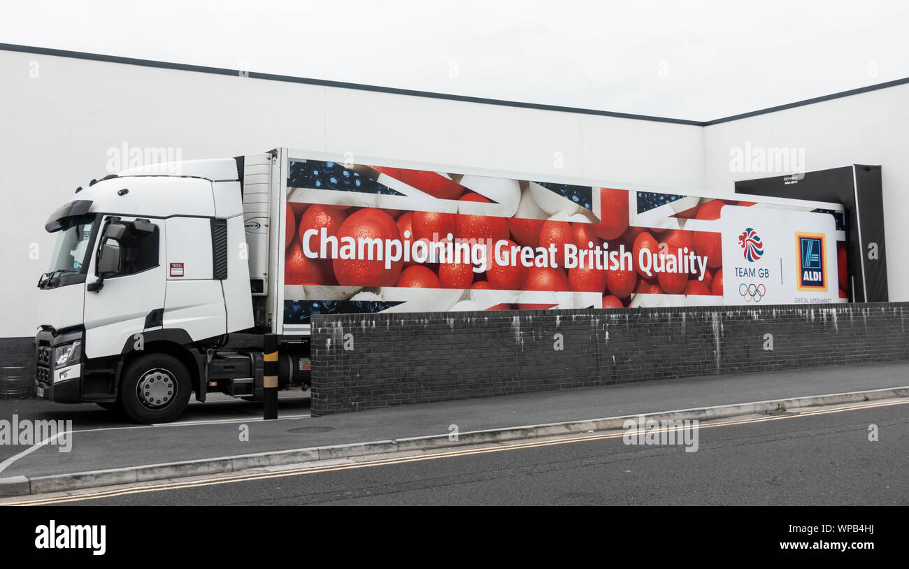 LKW-LKW von Aldi, LKW-Entladung im Aldi-Supermarkt. VEREINIGTES KÖNIGREICH Stockfoto