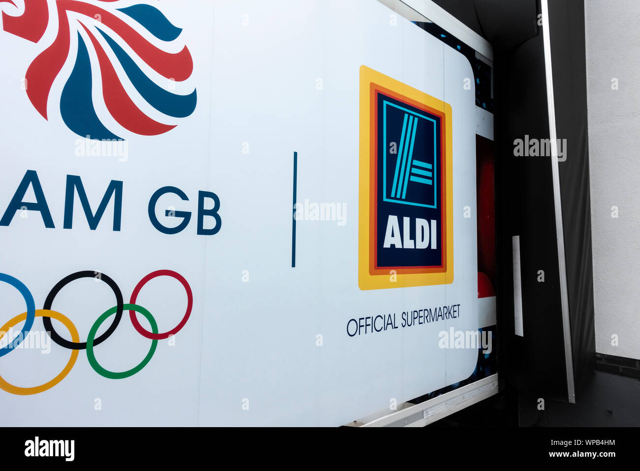 Aldi Lkw entladen bei Aldi Supermarkt. Großbritannien Stockfoto