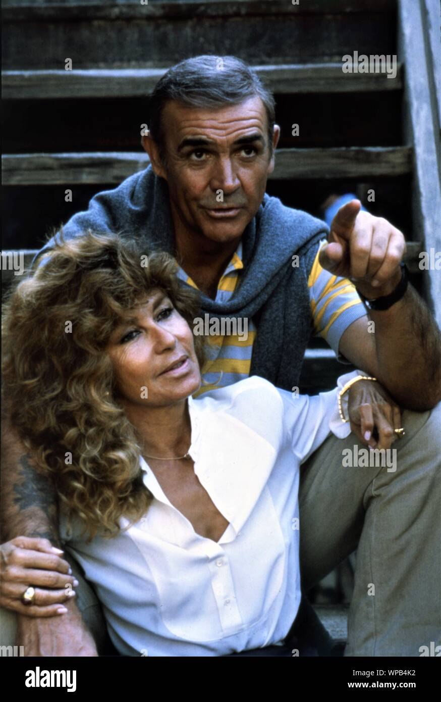 SEAN CONNERY als James Bond 007 und seine Frau MICHELINE ROQUEBRUNE CONNERY am Set Lage südlich von Frankreich offen Sag niemals nie 1983 Regisseur Irvin Kershner Executive Producer Kevin McClory UK/USA/West Deutschland Talia Film II Produktionen/Woodcote/Hersteller Sales Organization (PSO)/Warner Bros. Stockfoto