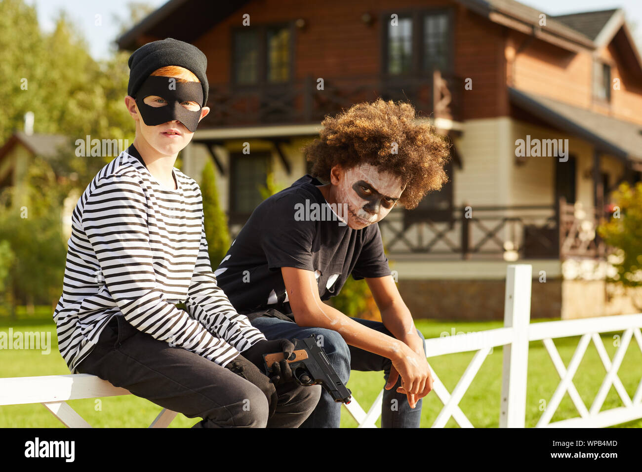 Porträt von zwei Jungen im Teenageralter tragen Halloween Kostüme posiert im Freien und Blick auf Kamera, kopieren Raum Stockfoto