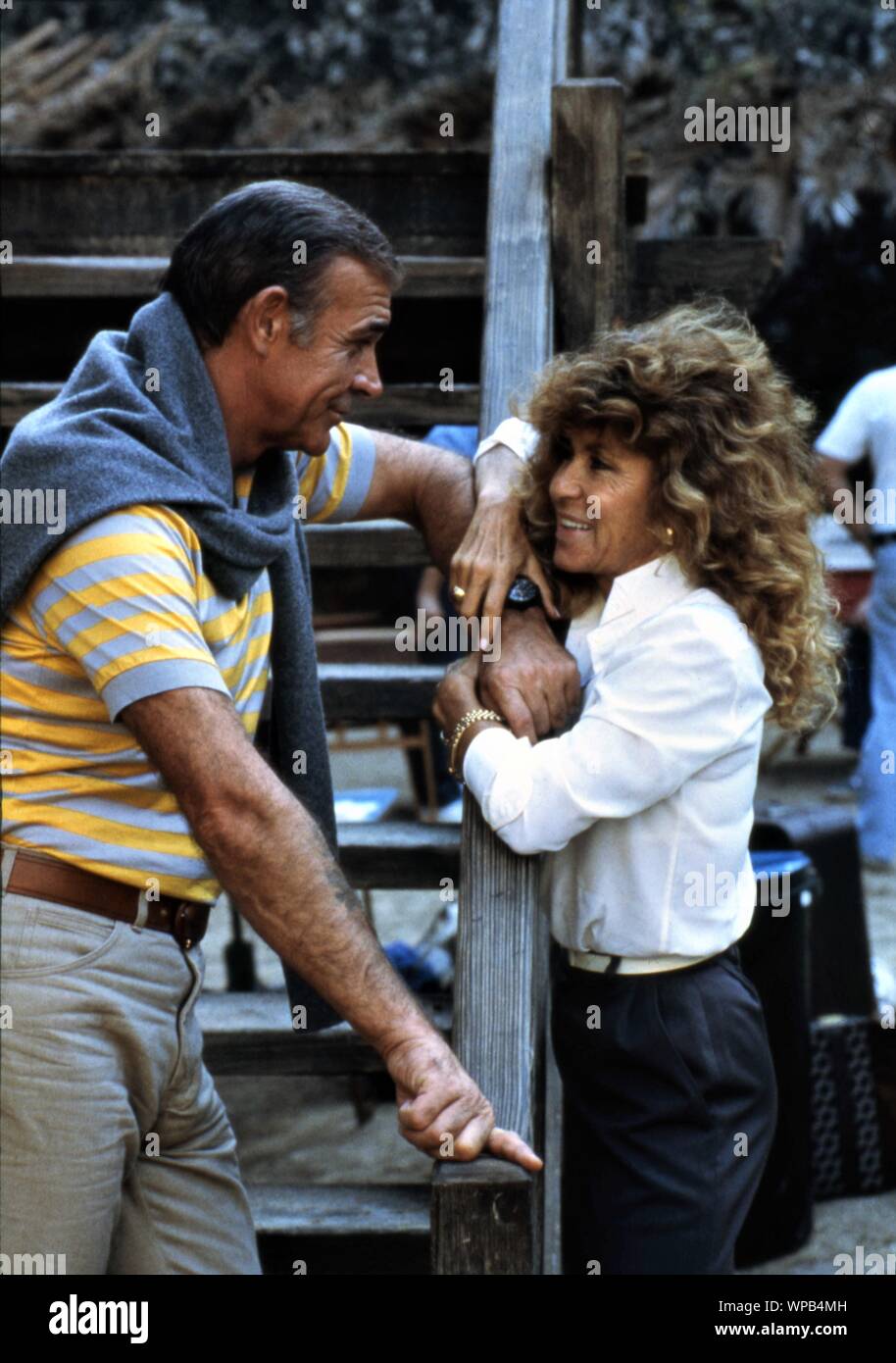 SEAN CONNERY als James Bond 007 und seine Frau MICHELINE ROQUEBRUNE CONNERY am Set Lage südlich