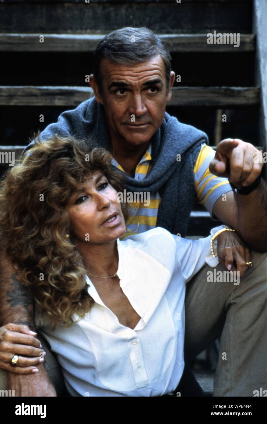 SEAN CONNERY als James Bond 007 und seine Frau MICHELINE ROQUEBRUNE CONNERY am Set Lage südlich von Frankreich offen Sag niemals nie 1983 Regisseur Irvin Kershner Executive Producer Kevin McClory UK/USA/West Deutschland Talia Film II Produktionen/Woodcote/Hersteller Sales Organization (PSO)/Warner Bros. Stockfoto