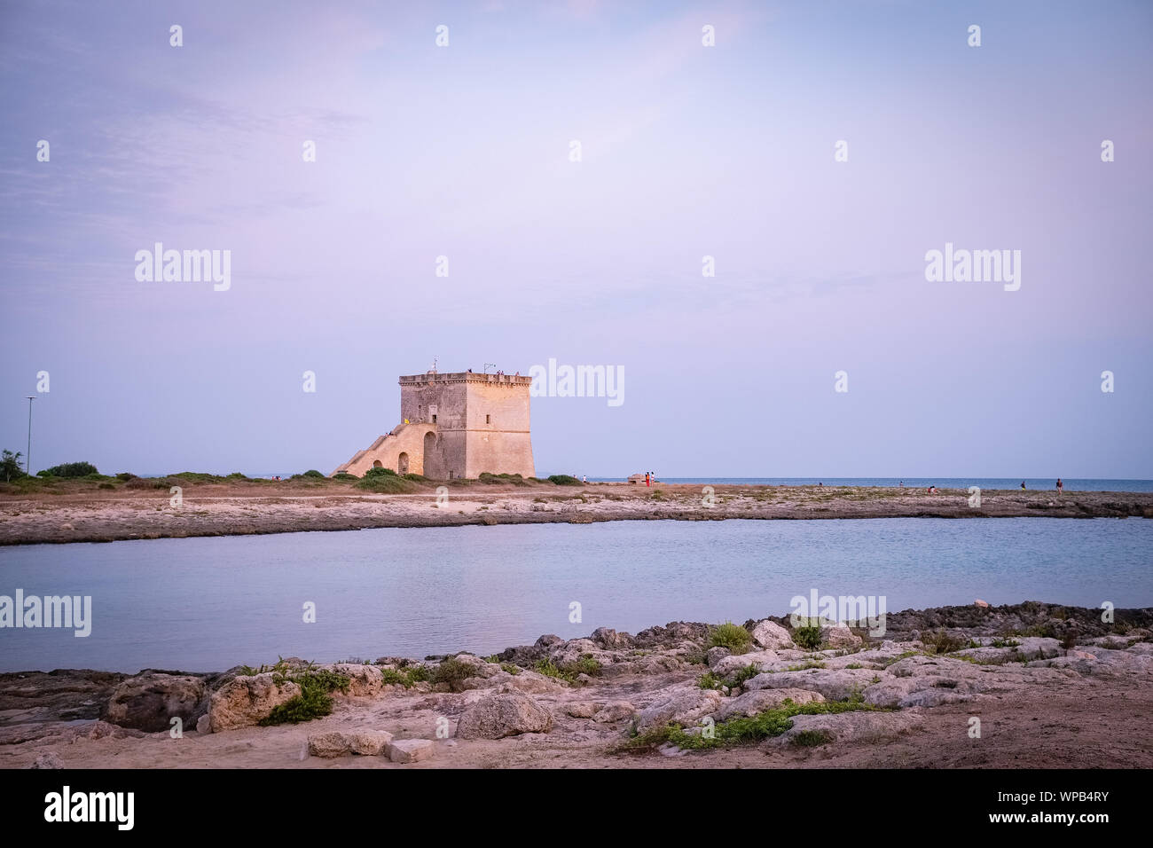 Ansicht der alten defensiven Küsten Turm Torre Lapillo auf den Sonnenuntergang. Apulien, Italien Stockfoto
