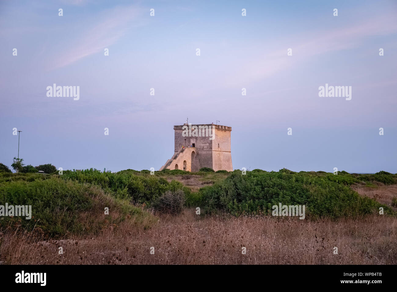 Ansicht der alten defensiven Küsten Turm Torre Lapillo auf den Sonnenuntergang. Apulien, Italien Stockfoto