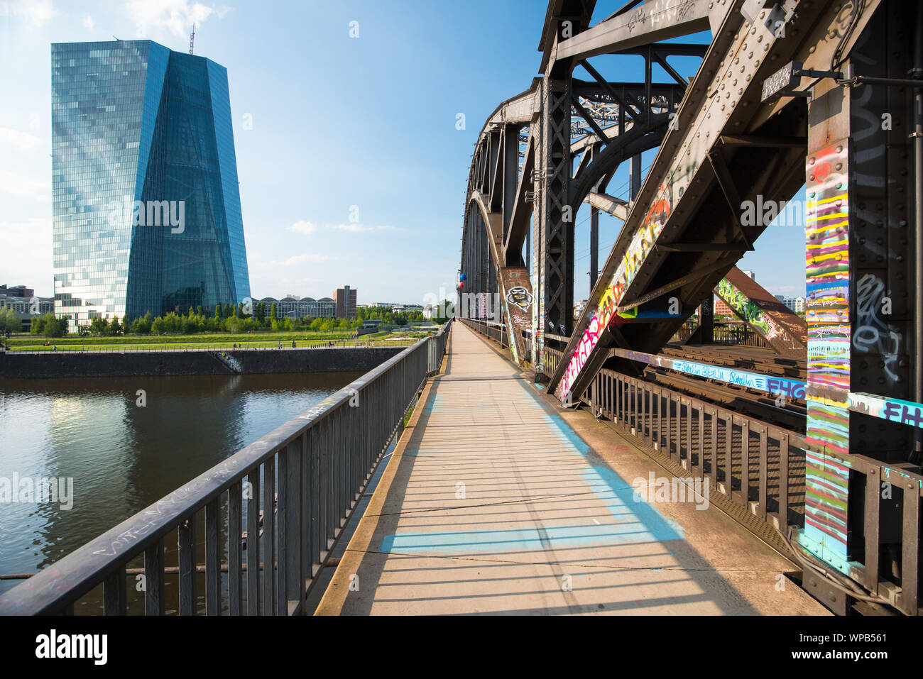 Blick auf den Neubau der Europäischen Zentralbank EZB in Frankfurt, Deutschland von einer Eisenbahnbrücke. Stockfoto
