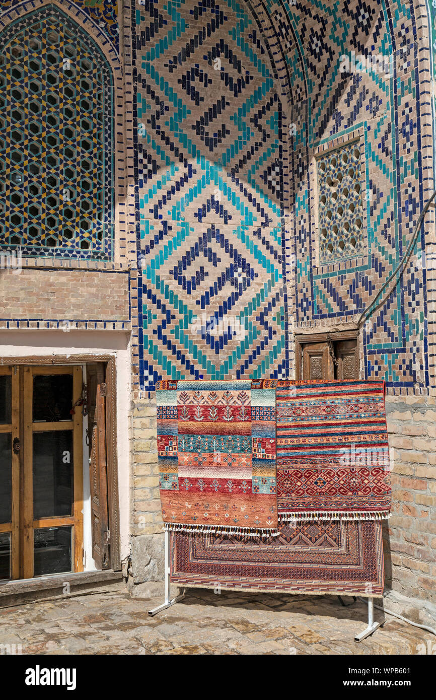 Traditionelle Uzbeki stil Teppiche außerhalb eines in der Registan in Samarkand, Usbekistan. Stockfoto