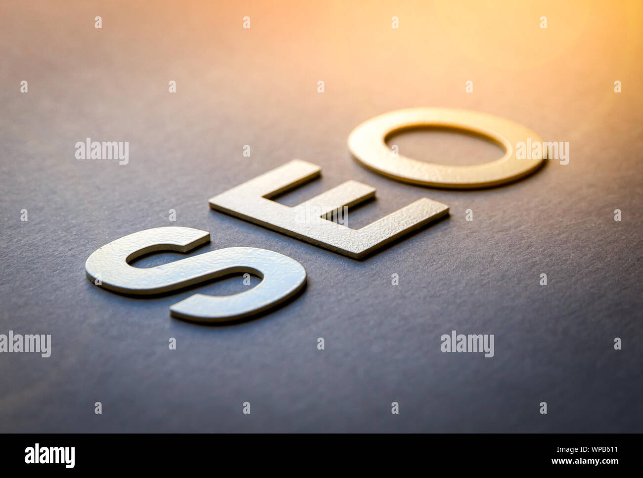 Wort SEO mit weißen festen Buchstaben auf einem Brett geschrieben Stockfoto