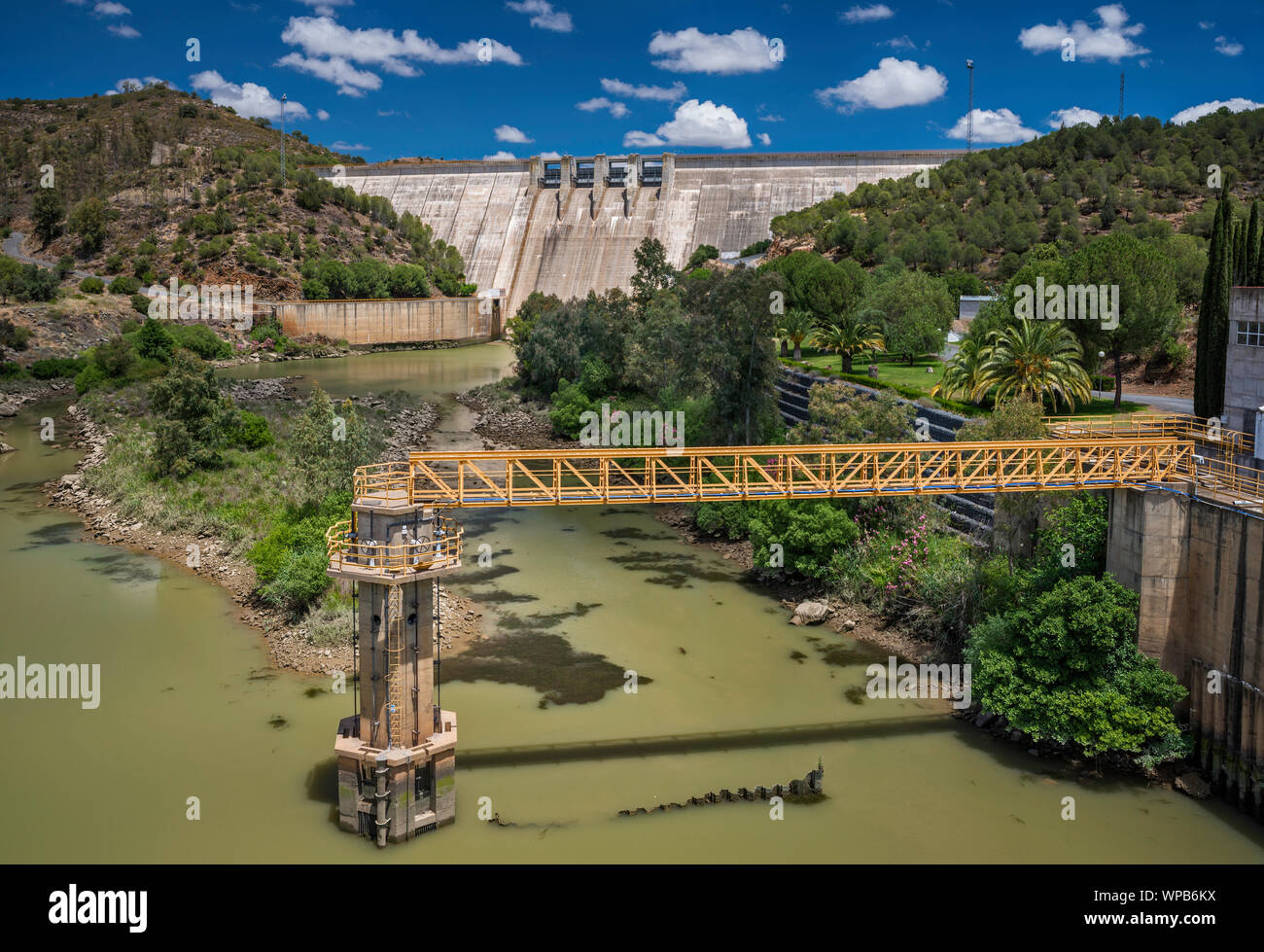 Dam auf dem Rio Chanca nahe seinem Zusammenfluss mit dem Rio Guadiana, Grenze von Spanien, Guadiana Tal Naturpark, Distrikt Beja, Baixo Alentejo, Portugal Stockfoto