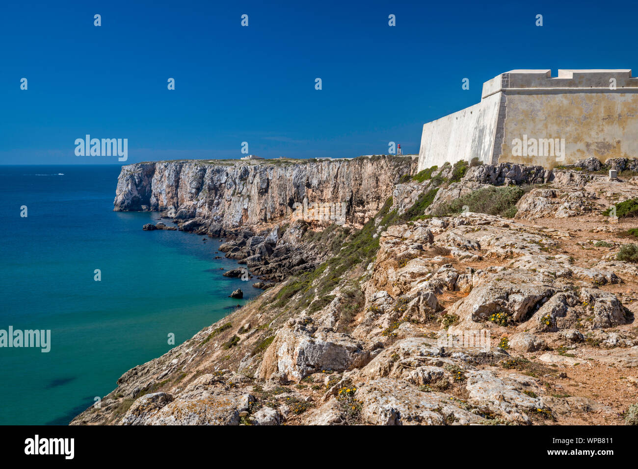 Fortaleza de Sagres, Festung, Ponta de Sagres über den Atlantischen Ozean in der Ferne, Stadt von Lagos, Faro, Algarve, Portugal Stockfoto