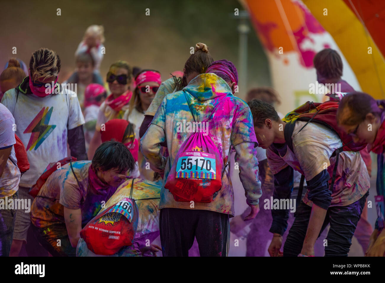 Lausanne, Schweiz. 08 Sep, 2019. Menschen sind in Farbe bedeckt und  farbigen Pulver während der Farbe laufen Pro Tour 2019 Rasse, ein Ereignis  ohne Zeitangabe 5 km Rennen, die in einem Park