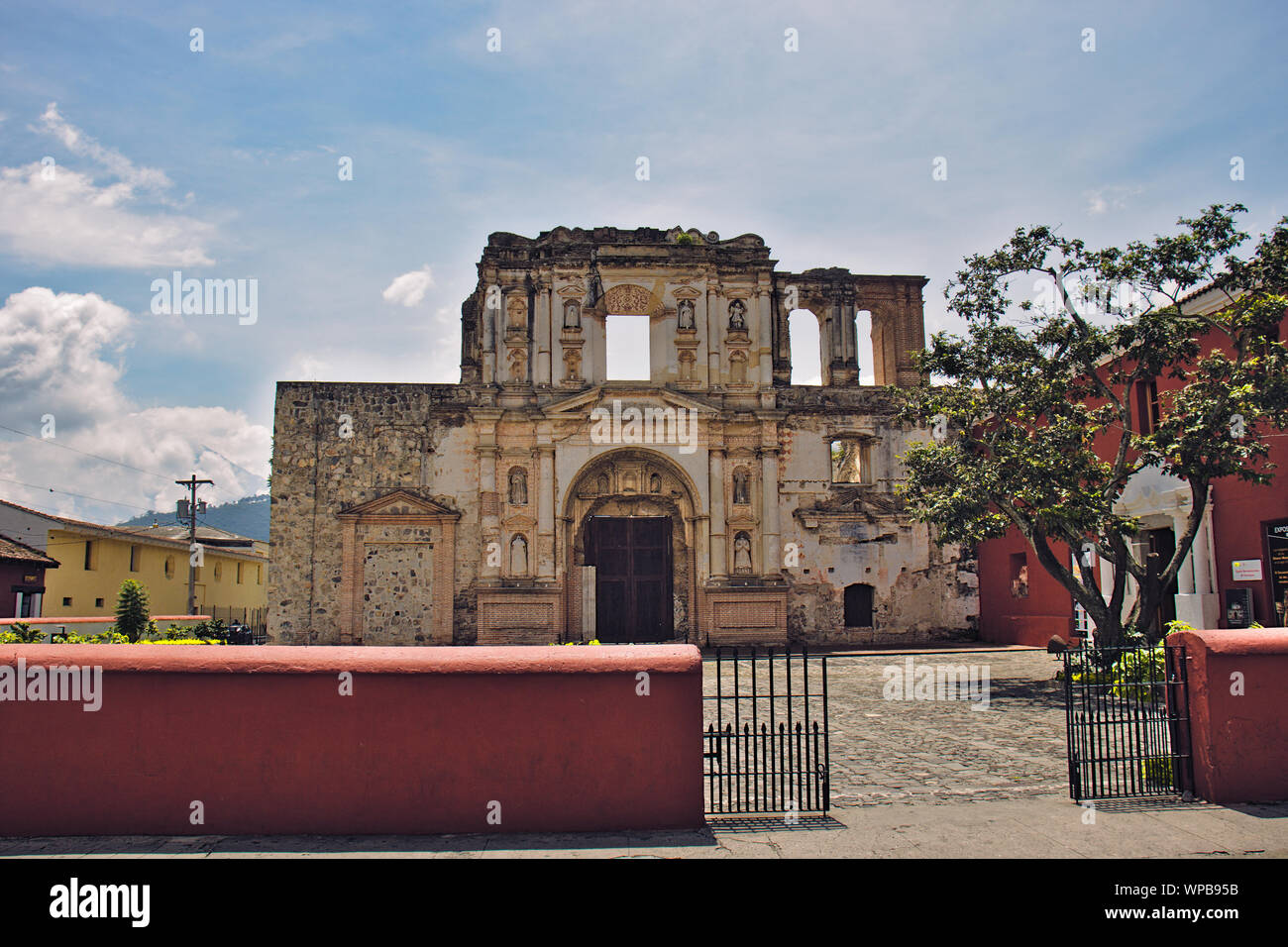 Die Ruinen der alten Kirche der Gesellschaft Jesu in Antigua, Guatemala City. Stockfoto