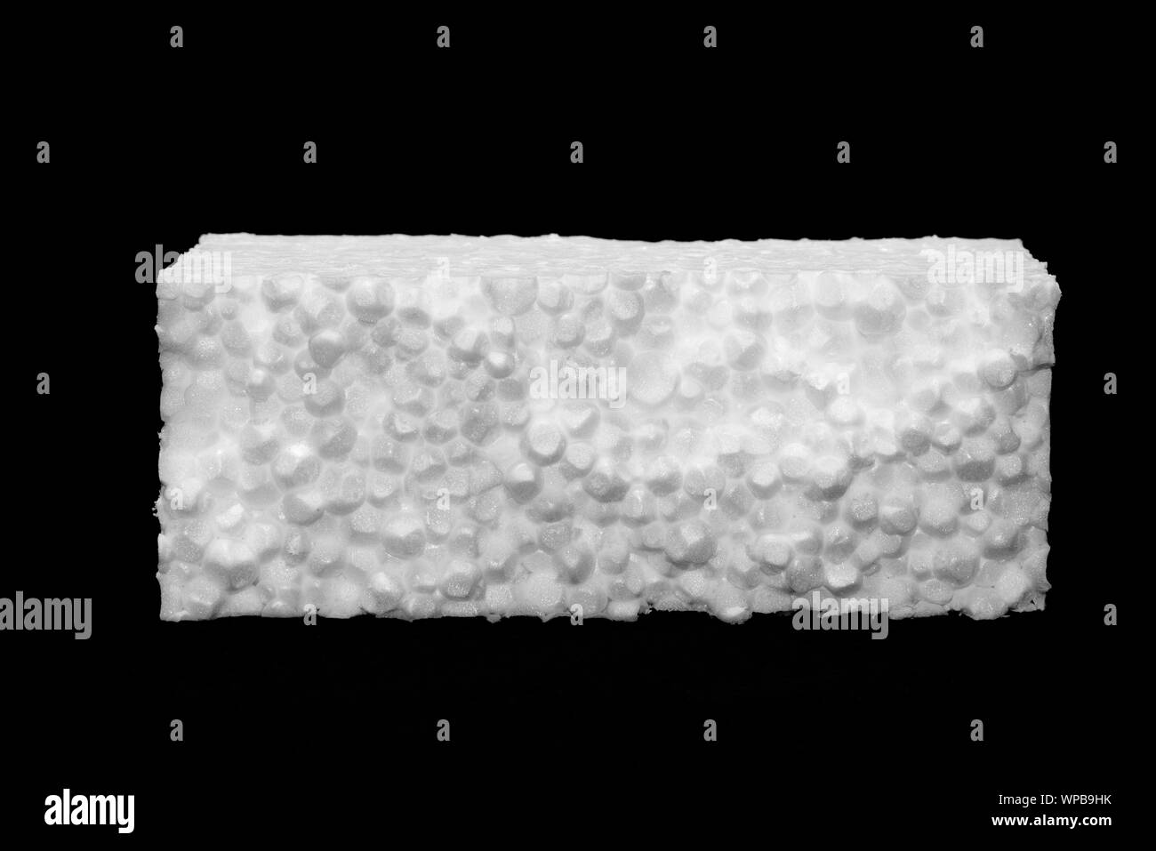 Gebrochene EPS (Expandiertes Polystyrol) auf schwarzem Hintergrund Stockfoto