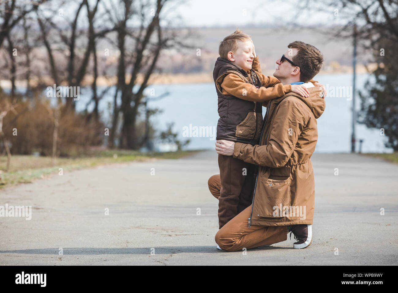 Vater umarmt kleinen Sohn im Freien Stockfoto