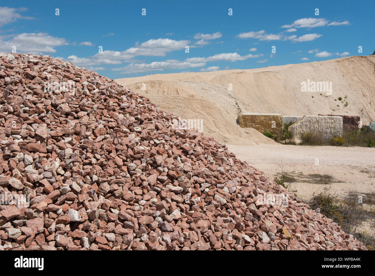 Haufen von Kies und Sand in Oberfläche Steinbruch Stockfoto