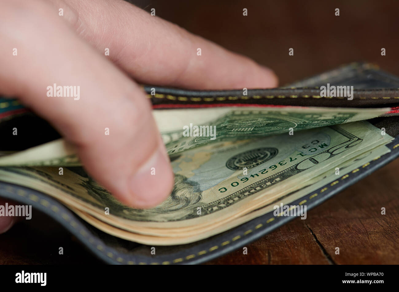 Wallet mit zwanzig Dollar Banknoten Nähe zu sehen. Stockfoto