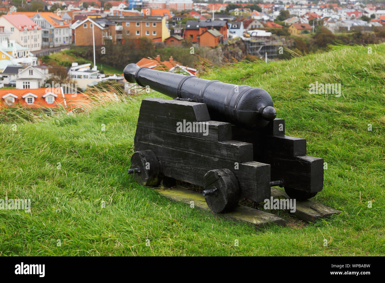 Eine Schnauze geladene Kanone auf der Festung mit Blick auf die Stadt Varberg. Stockfoto