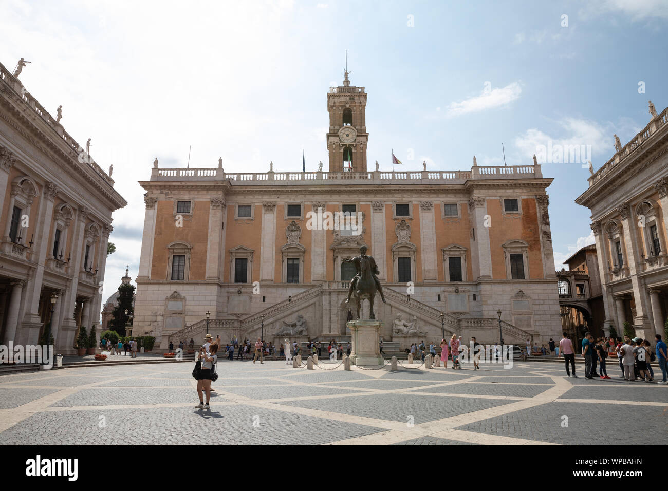 Rom, Italien, 23. Juni 2018: Panoramablick auf Capitolium oder das Kapitol ist einer der Sieben Hügel von Rom und Reiterstandbild von Marcus Aurelius ist Stockfoto