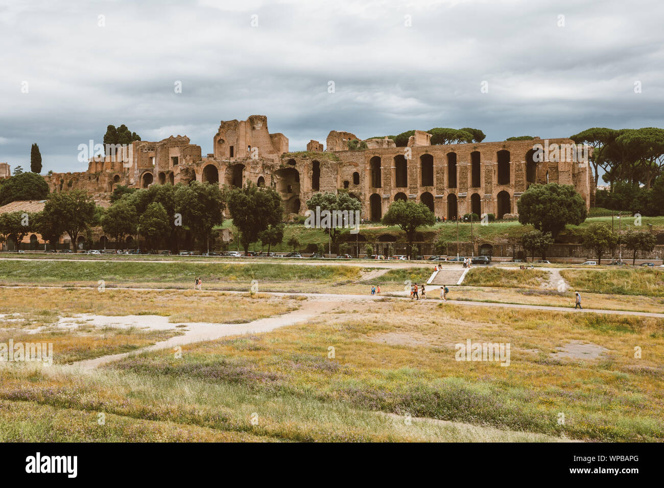 Rom, Italien, 23. Juni 2018: Panoramablick auf den Tempel des Apollo Palatinus auf Palatin Hügel des antiken Rom und Circus Maximus (Circo Massimo) ist ein Stockfoto