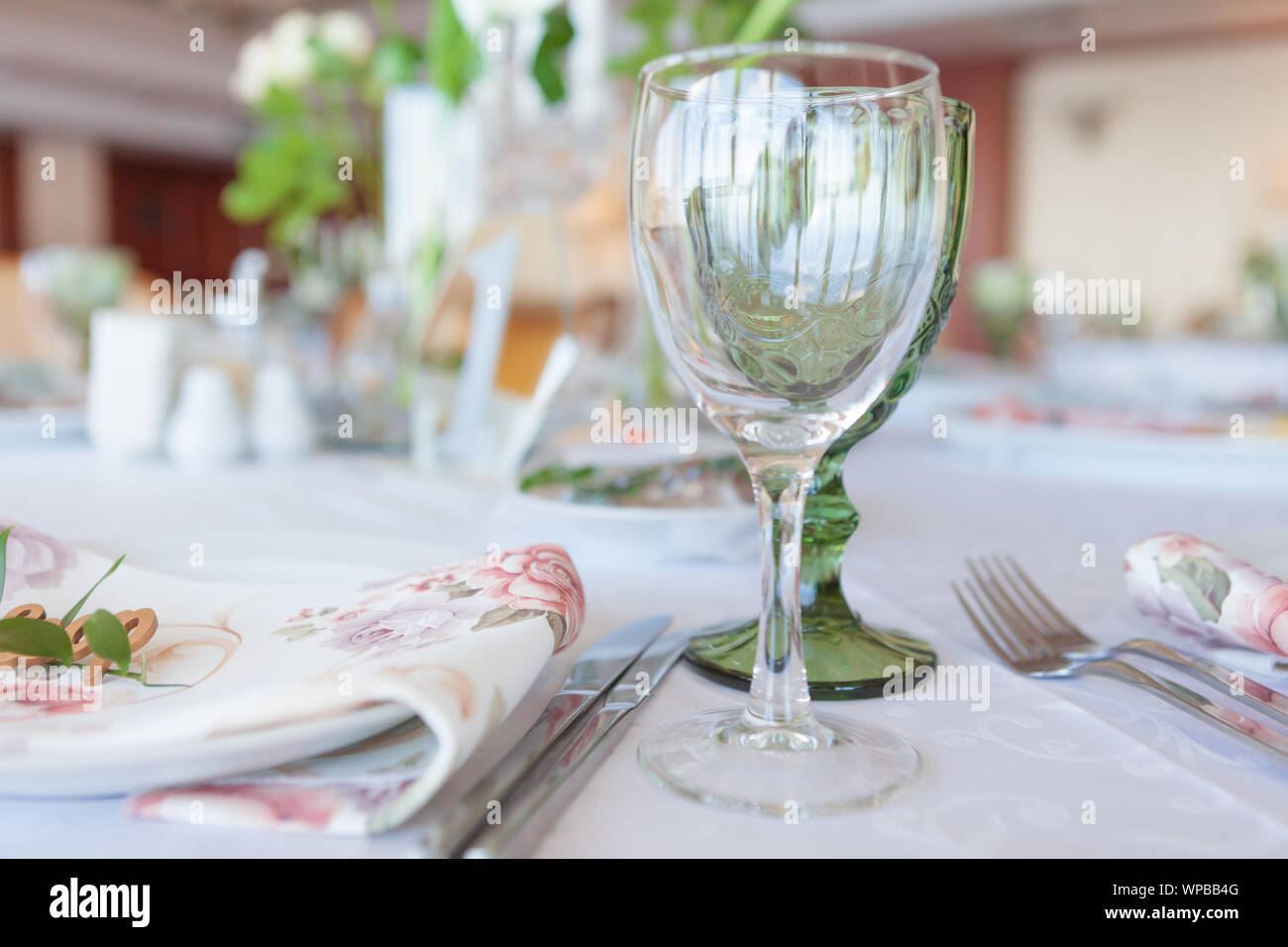 Leere Gläser im Restaurant. Teil des Innenraums. Close-up Stockfoto
