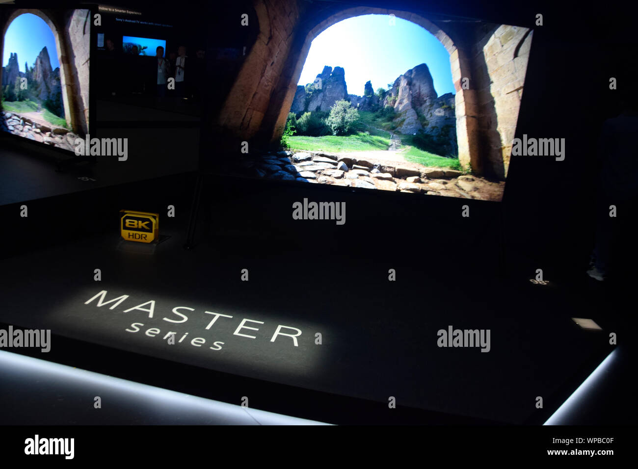 Berlin, Deutschland - 6. September 2019: Master Series 8K HDR-TVs am Sony Stand auf der IFA 2019 Stockfoto