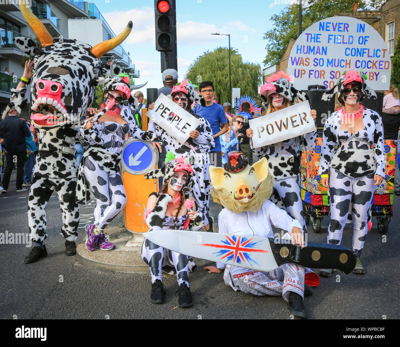 Hackney, London, UK. 08 Sep 2019. Teilnehmer und Nachtschwärmer genießen Sie einen großen, ruhigen und lustige Hackney Karneval 2019 Parade im schönsten Sonnenschein, renommierte Kreativität des Bezirks und Vielfalt widerspiegelt. Credit: Imageplotter/Alamy leben Nachrichten Stockfoto