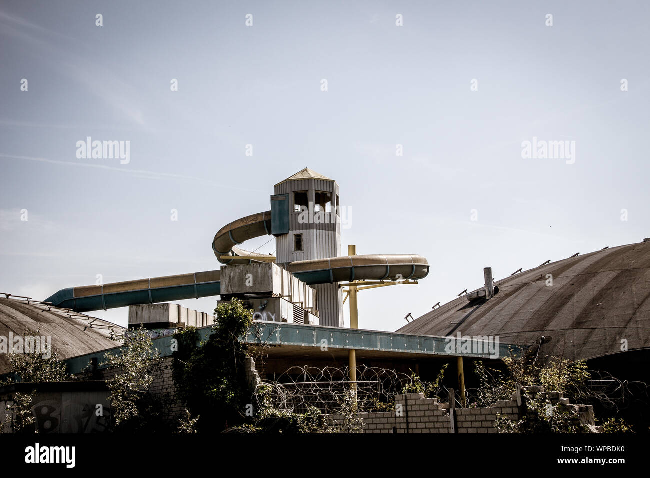 Outdoor geschossen von einem alten, verlassenen Innenpool mit seinen remarakable Rutschenturm in Nes, Ameland, im August 2019 Stockfoto